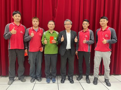 環保局陳宏益局長頒贈環保英雄特殊重大拾金不昧及為民服務特殊事蹟表揚