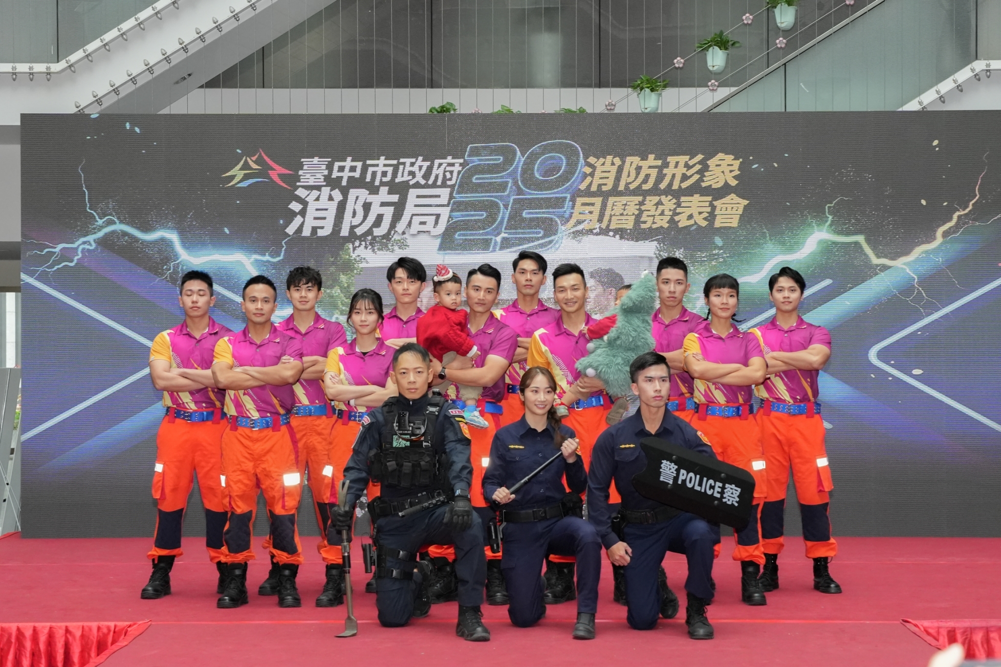 Taichung Fire Department Launches 2025 Calendar Featuring Police and Firefighter Families - News Directory 3