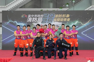Group photo⁢ of police and‍ firemen ⁤(1)