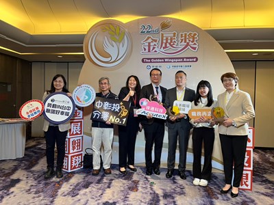 勞工局劉科長與本市獲金展獎單位合影