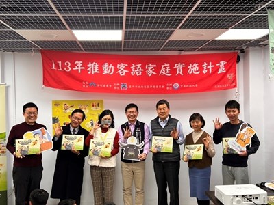 客委會江主委、中臺科技大學陳校長共同贈書給山城地區學校_0