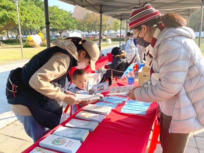 動保處攤位精心準備宣導品及摺頁介紹什麼是飼主責任