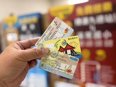 中市114年敬老愛心卡由「一卡通」及「悠遊卡」共同承攬發卡，民眾可自由選卡
