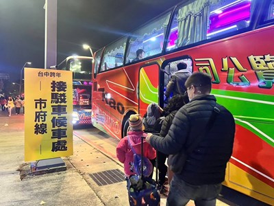 「搭乘捷運、接駁車最方便」計畫奏效，跨年疏運秩序良好