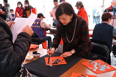 書法名家現場揮毫,讓民眾免費索取年字年畫(資料照片)