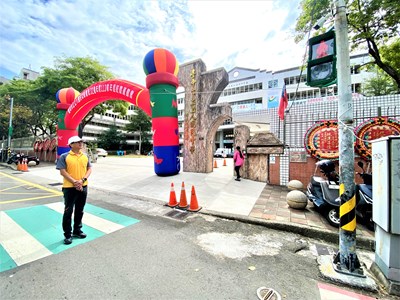 台中市政府交通局在北區立人國中新設放大型行人燈、紅燈倒數計時器，讓學生過馬路時_0