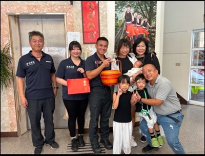 家屬贈送巨大彌月油飯給南屯消防隊_0