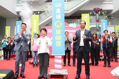 盧市長與使節合影_0