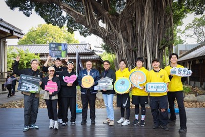 (左起)坤達、何美、林安可、陳傑憲、台中市副市長鄭照新、國家漫畫博物館籌備處組長張林傑、郭俊麟、陳冠宇、林柏昇KID、風田