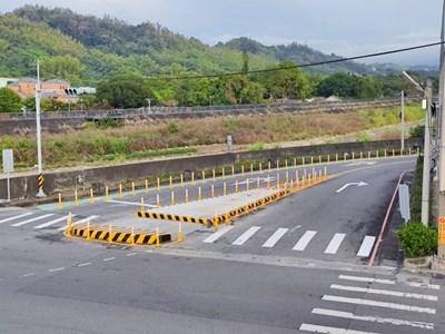 確保通行安全！台中霧峰乾溪路口移除入口意象 增設行人穿越道及庇護島-