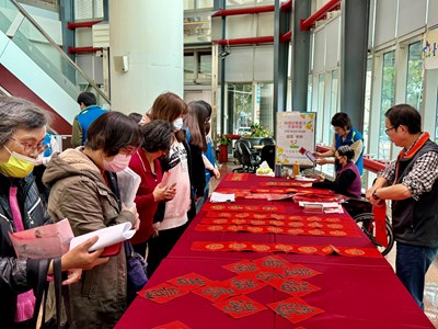 民眾踴躍索取蛇年納福春聯__0