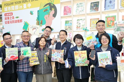 張副秘書長與貴賓一同慶祝北屯圖書館重新啟用