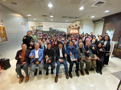 來賓於開幕式後與藝師及學員合影_0