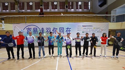 運動局長與各位貴賓共同開球