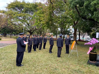 台中市消防局今日舉行119追思活動,向已故小隊長陳俊宏銅像獻花致敬_0