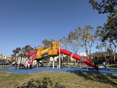 大里瑞城公園「大黃蜂奇幻溜滑梯」啟用 ！建設局攜手地方打造全台唯一蜂巢遊具