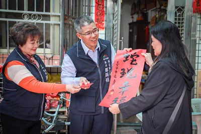 送幸福到你家!西屯區長偕同潮洋里長至轄內發送家戶版「蛇現幸福」春聯