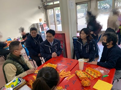 柯處長與張區長慰問家屬