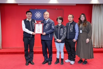 都發局長、住宅處總工暨公寓大廈管理科長將特優獎牌獻給黃副市長