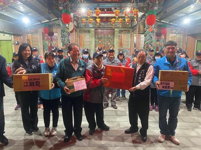 吳局長至石岡萬安金星里聯防守望相助隊致贈慰問禮品