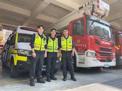 出勤的三位同仁(由左至右救護志工郭杰生,隊員王以理、隊員黃茲鴻)