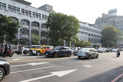 春節連假出遊走春預估車潮湧現,提醒民眾多留意路況並多利用離峰時間避開壅塞