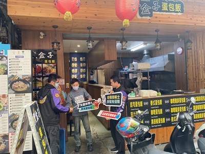 臺中市政府消防局春節前往商圈對於熟食業者進行宣導