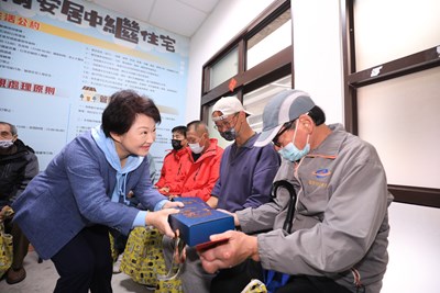 盧市長訪視街友03