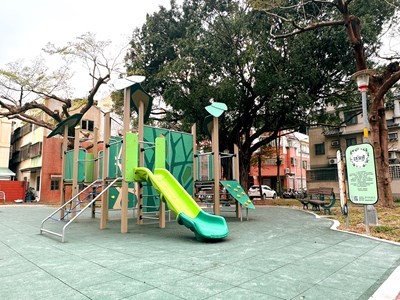 08-烏日區細鄰公八也在樹下設置休憩座椅,讓家長和長者能輕鬆享受親子時光_0