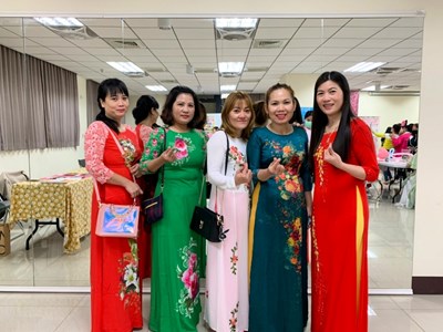 越南籍姊妹穿著亮麗國服喜迎春節到來_0