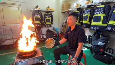 溪湳分隊林春龍提醒市民注意廚房用火,油鍋起火請蓋鍋蓋。_0