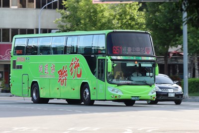 公車行經高快速公路須繫安全帶，台中客運業者正陸續更新四語發音的「請繫安全帶」廣播，讓駕駛能專心開車，也保障乘客安全。