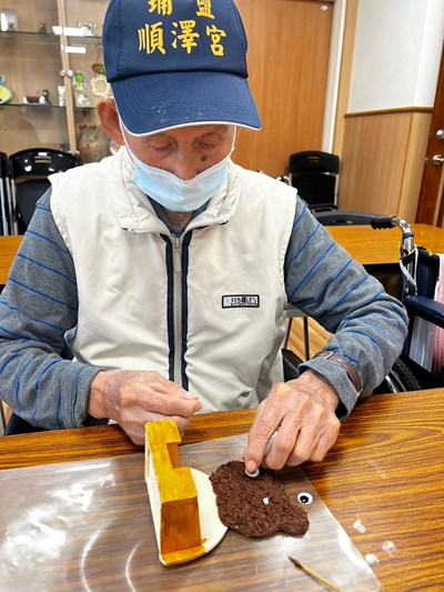 潭子長青學苑百歲長輩吳阿公做黏土