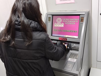 中市府法制局呼籲，勿將金融帳戶交付他人使用，以免遭受告誡處分（照片為示意圖）