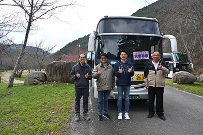 武陵櫻花季2月8日開始，交通局長葉昭甫率隊前往視察賞櫻專車整備情形