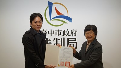 中市府法制局長李善植與東海大學法律學院院長蕭淑芬代表雙方簽署實習合作備忘錄