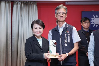 地稅局長沈政安今(11)日於市政會議接受盧市長的頒獎與表揚，強調未來將持續提供市民優質服務
