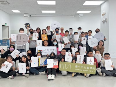 比時利繪本作家帶領學童藝術創作大合照_0