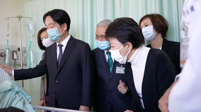 盧市長陪同賴總統探視氣爆傷患 (2)