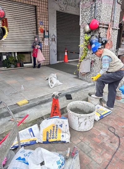 東區進化路某戶騎樓正面改善中_0