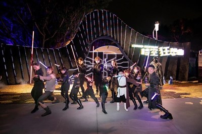 中台灣元宵燈會-時空狂想曲燈區充滿科技感的「蛇型宇宙之門」入口_0