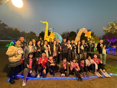 局長與市政顧問、表演團隊大合照