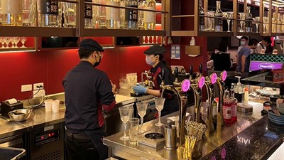 勞工如於228和平紀念日出勤,工資應加倍發給。_0