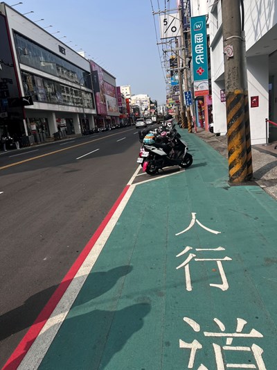 市府依道路環境狀況持續設置標線型人行道,發揮因地制宜效果
