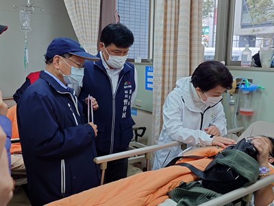 盧市長率民政局長及衛生局長慰問氣爆傷者