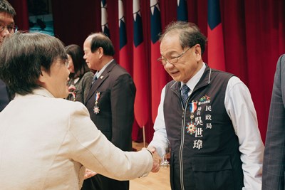 民政局長吳世瑋獲頒二等役政專業獎章