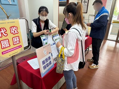 就服員向求職者說明求才職缺內容_0_0