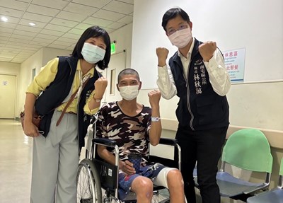 南屯區長林秋萬(右)及社會課長杜秀貞(左)為復健中的顏姓保全(中)加油打氣