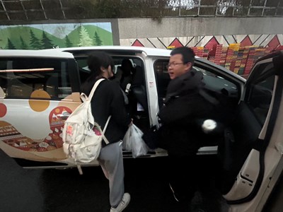 梨山幸福巴土穿越冰雹瀑布，暖心接駁乘客安全護送到家。