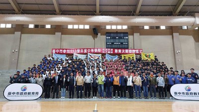 教育局劉姵君專委與來賓及選手共同合影